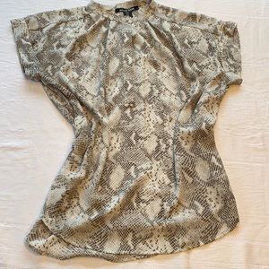Belle Vere taupe/ivory patterned blouse. Short sleeve, 4 button down blouse. Med